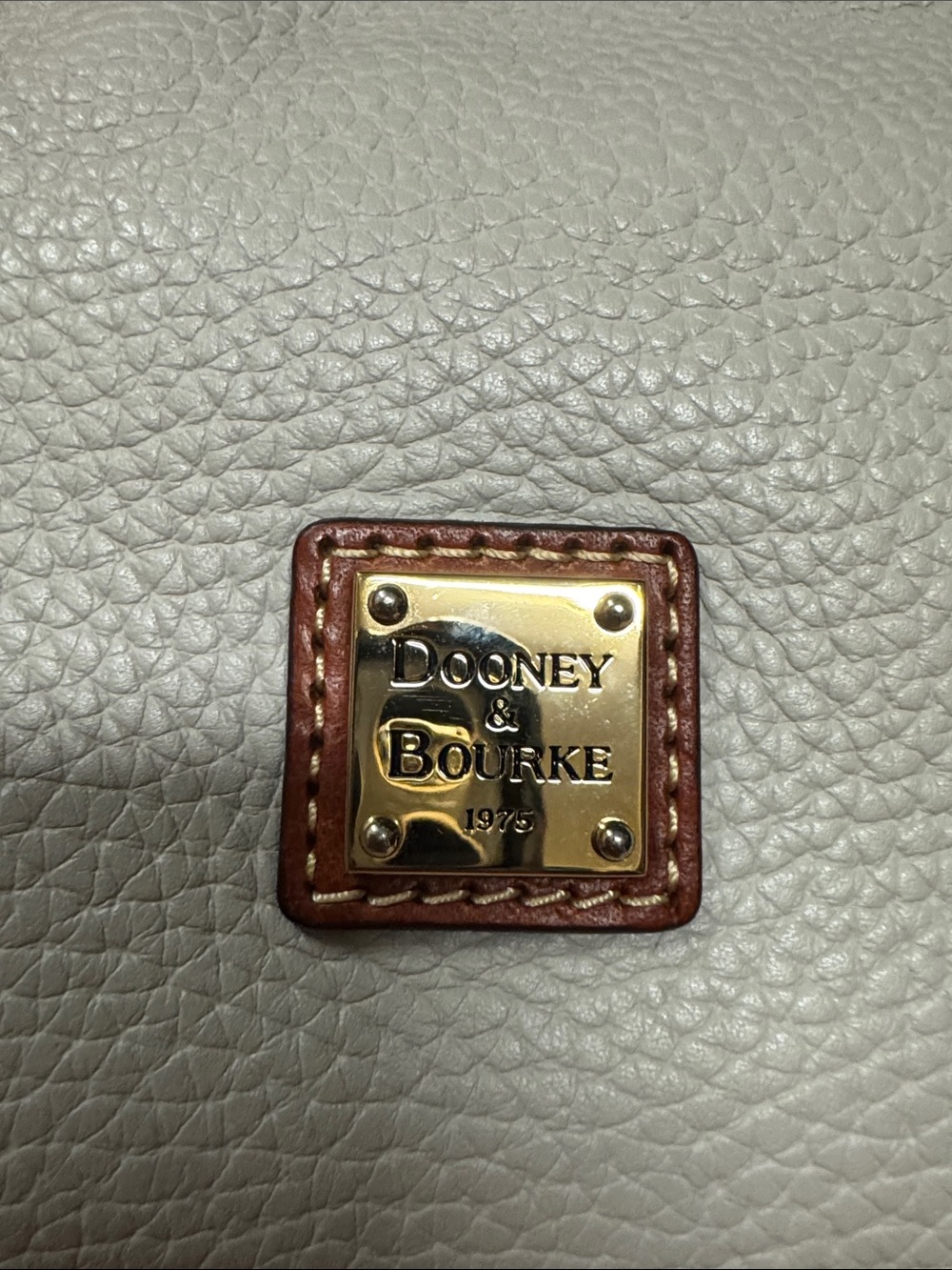 Dooney & Bourke White Pebble Leather Kiss-Lock Coin Purse with Gold Hardware - Picture 2 of 7